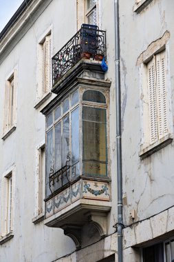 Fransa 'da defne penceresi olan bir evin yenilenmesi gerekiyor.