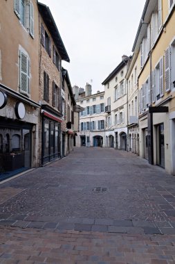 Bourg en Bresse Fransa 'da dükkanları ve kafeleri olan tipik bir alışveriş caddesi