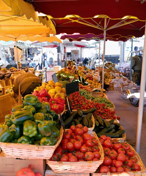 Port Grimaud 'da taze sebze ve meyve satan bir market.