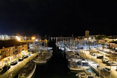 Marina ve Port de Bouc 'un yelkenli gemileri Fransa' da bahar aylarında yansımaları ve aydınlatmalarla