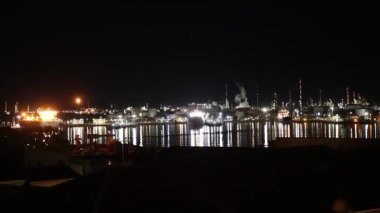 Fransa 'da gece yarısı Port de Bouc' un karşısındaki petrol rafinerileri yansıma ve aydınlatma ile