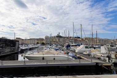Marsilyalı Marina ve Notre Dame de la Garde Bazilikası Fransa 'da baharda arka planda