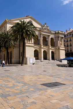 İlkbaharda Akdeniz 'de Toulon' da ön bahçeli opera binası. Bina cephesinde Fransızca belediye tiyatrosu tabelası var.