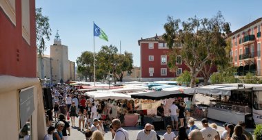 Port Grimaud, Fransa 1 Mayıs 2025: Port Grimaud 'da haftalık pazar baharda taze sebzeler, meyveler ve yiyeceklerle