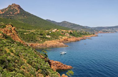 Fransız Rivierası, Cote d 'Azur' daki sarp kıyı, açık Akdeniz manzaralı gemiler.