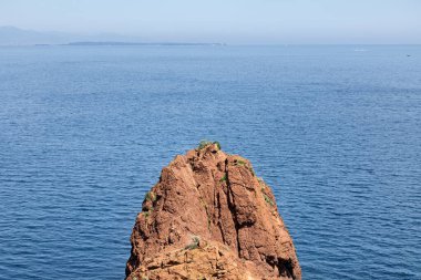 Fransız Rivierası, Cote d 'Azur' daki sarp kıyı, açık Akdeniz manzaralı gemiler.