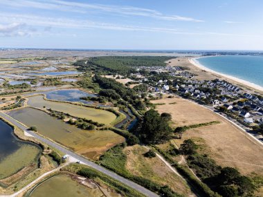 İngiltere, Guerande 'nin ünlü deniz tuzu bataklıkları, yukarıdan çekilmiş, insansız hava aracı fotoğrafı.