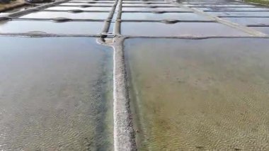İngiltere, Guerande 'nin ünlü deniz tuzu bataklıkları, yukarıdan alınan insansız hava aracı videosu.