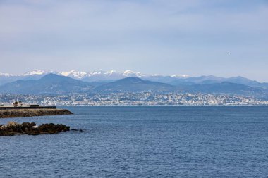 Antibes, Nice 'e doğru kar kaplı dağlar, uçaklar, Cote d' Azur 'daki limanın bazı kısımları, Fransız Riviera' sı, Fransa