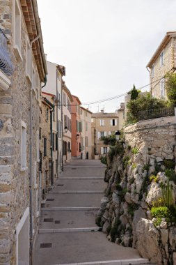 İlkbaharda Fransa 'da evleri ve bitkileri olan tipik Antibes caddesi