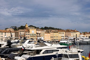 Ünlü Notre Dame de l 'Assomption kilisesiyle Saint Tropez, yat ve yelkenli teknelerle Cote d' Azur, Fransız Riviera 'sı
