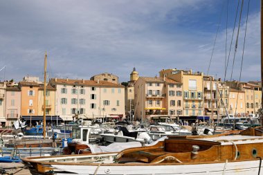 Ünlü Notre Dame de l 'Assomption kilisesiyle Saint Tropez, yat ve yelkenli teknelerle Cote d' Azur, Fransız Riviera 'sı