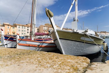 Yağmurlu havalarda limanda tipik, eski, küçük balıkçı tekneleriyle Saint Tropez, Fransız Riviera 'sı Cote d' Azur
