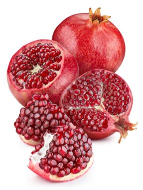 Beyaz arka planda izole edilmiş nar. Taze nar. Yol narları kırpılıyor. Nar makro stüdyo fotoğrafı.