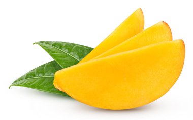 Mango meyve dilimleri ve mango yaprakları beyazın üzerinde