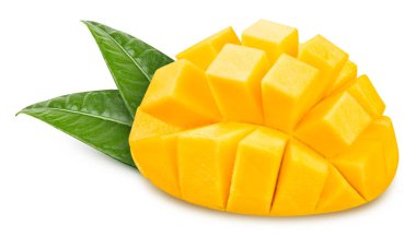 Mango yarısı. Beyaz arka planda izole edilmiş taze mango. kırpma yolu ile mango