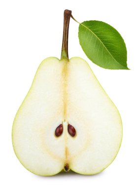 Beyaz arka planda yaprakları olan armut yarısı. Kırpma yolu olan bir armut. Armut makro stüdyo fotoğrafı