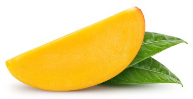 Mango meyve dilimleri ve mango yaprakları beyazın üzerinde