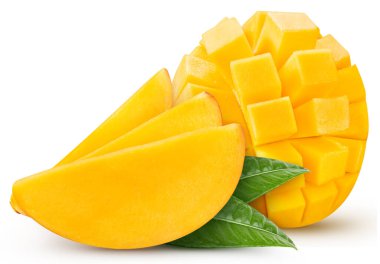 Beyaz arka planda izole edilmiş olgun mango meyveleri. Kesme yolu olan mango kompozisyonu. Mango makro stüdyo fotoğrafı