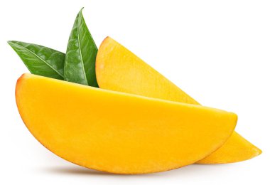 Mango dilimi. Beyaz arka planda yaprakları olan taze organik mango. kırpma yolu ile mango