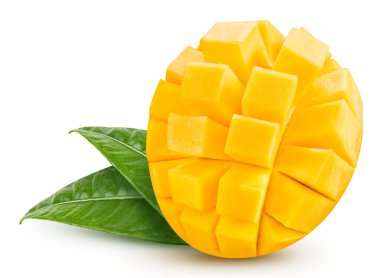 Mango yarısı. Beyaz arka planda izole edilmiş taze mango. kırpma yolu ile mango