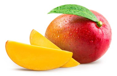 Olgun mango ve dilimler beyaz arka planda izole edilmiş. Mango makro stüdyo fotoğrafı. Mango Kırpma Yolu.