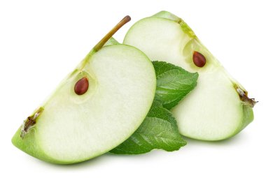Yapraklı elma dilimi. Kırpma yolu ile beyaz arka planda yeşil elma meyvesi. Tasarım ögesi olarak.