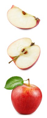 Sapında yapraklar olan güzel kırmızı elmalar. Tasarımın için elmalar. Kırmızı elma kırpma yolu