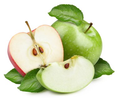 Olgun yeşil elma ve kırmızı elma yapraklı ve dilimlenmiş beyaz arka planda kırpma yolu ile izole edilmiş