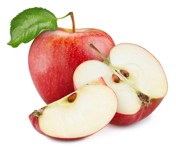 Kırmızı elma kesme yolu. Olgun, yeşil yapraklı ve beyaz arka planda yarı izole bir elma. Kırmızı elma makro stüdyo fotoğrafı