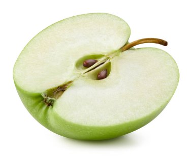 Sulu taze elma kırpma yolu. Olgun yeşil elmanın yarısı beyaza izole edilmiş. Dilimlenmiş yeşil elma yakın çekim.