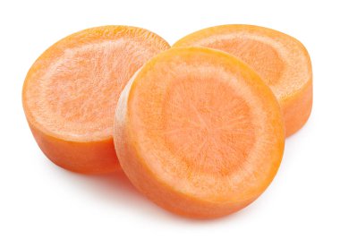 Havuç parçaları izole edilmiş. Beyaz arka planda izole edilmiş havuç. Olgun taze havuç kırpma yolu.