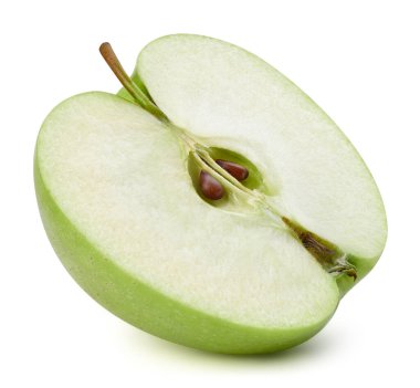 Sulu taze elma kırpma yolu. Olgun yeşil elmanın yarısı beyaza izole edilmiş. Dilimlenmiş yeşil elma yakın çekim.