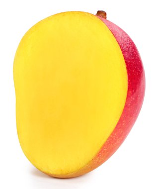 Beyaz arka planda yarı izole edilmiş mango. Olgun mango kırpma yolu. Kaliteli makro fotoğraf