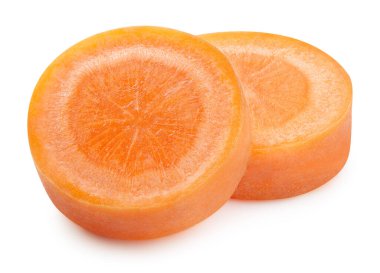 Havuç parçaları izole edilmiş. Beyaz arka planda izole edilmiş havuç. Olgun taze havuç kırpma yolu.