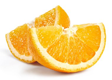 Beyaz arka planda izole edilmiş turuncu meyve dilimleri. Turuncu Kırpma Yolu. Kaliteli makro fotoğraf