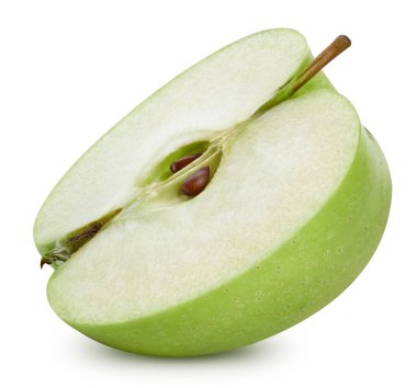 Olgun yeşil elmanın yarısı beyaza izole edilmiş. Dilimlenmiş yeşil elma yakın çekim. Sulu taze elmalar kırpma yolu