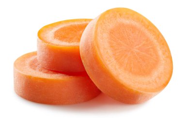 Olgun taze havuç dilimleme yolu. Beyaz arkaplanda havuç izole