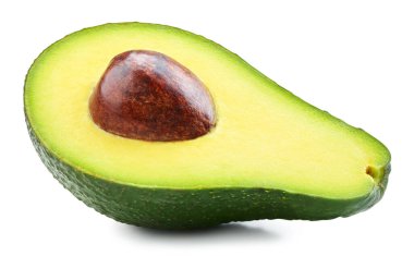 Avokado beyaz arka planda yarı izole. Olgun taze yeşil avokado kırpma yolu