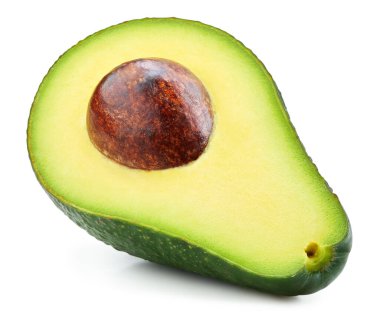 Avokado beyaz arka planda yarı izole. Olgun taze yeşil avokado kırpma yolu