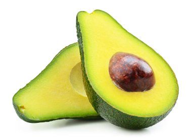 Avokado beyaz arka planda yarı izole. Olgun taze yeşil avokado kırpma yolu