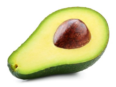 Avokado beyaz arka planda yarı izole. Olgun taze yeşil avokado kırpma yolu