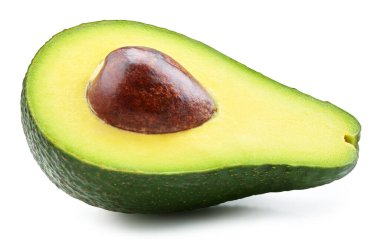 Avokado beyaz arka planda yarı izole. Olgun taze yeşil avokado kırpma yolu