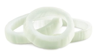 Beyaz arka planda soğan dilimi izole edilmiş. Soğan dilimi kırpma yolu.