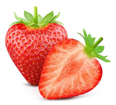 İzole edilmiş çilek yarısı. İzole edilmiş yaprakları olan taze organik çilek. Çilekli makro stüdyo fotoğrafı.