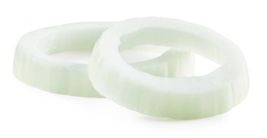 Beyaz arka planda soğan dilimi izole edilmiş. Soğan dilimi kırpma yolu.