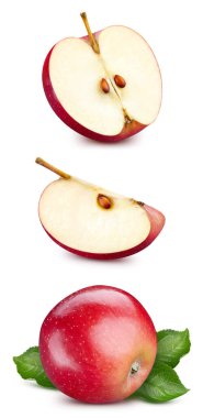 Kırmızı elma bütün ve beyaz arka planda yaprak ile ikiye bölünmüş. Apple Kırpma Yolu. Tam alan derinliği.