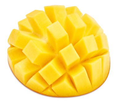 Beyaz arka planda izole edilmiş kesilmiş mango meyvesi. Mango kırpma yolu
