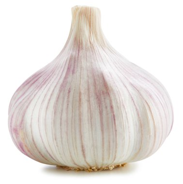 Beyaz arka planda çiğ sarımsak. Taze sarımsak izole edilmiş kırpma yolu