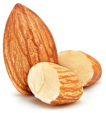 Badem kırpma yolu. Beyaza izole edilmiş organik taze badem. Tam alan derinliği